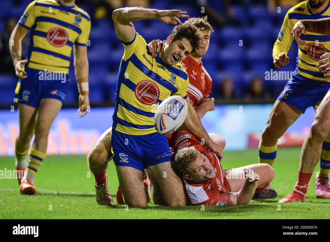 Warrington, Regno Unito. 24 settembre 2021. Warrington, Inghilterra - 24 settembre 2021 - Jake Mamo (18) di Warrington Wolves perde la palla a breve distanza dalla linea di prova durante la Rugby League Betfred Super League, eliminazione di gioco, Warrington Wolves vs Hull Kingston Rovers all'Halliwell Jones Stadium, Warrington, Regno Unito Dean Williams credito: Dean Williams/Alamy Live News Foto Stock