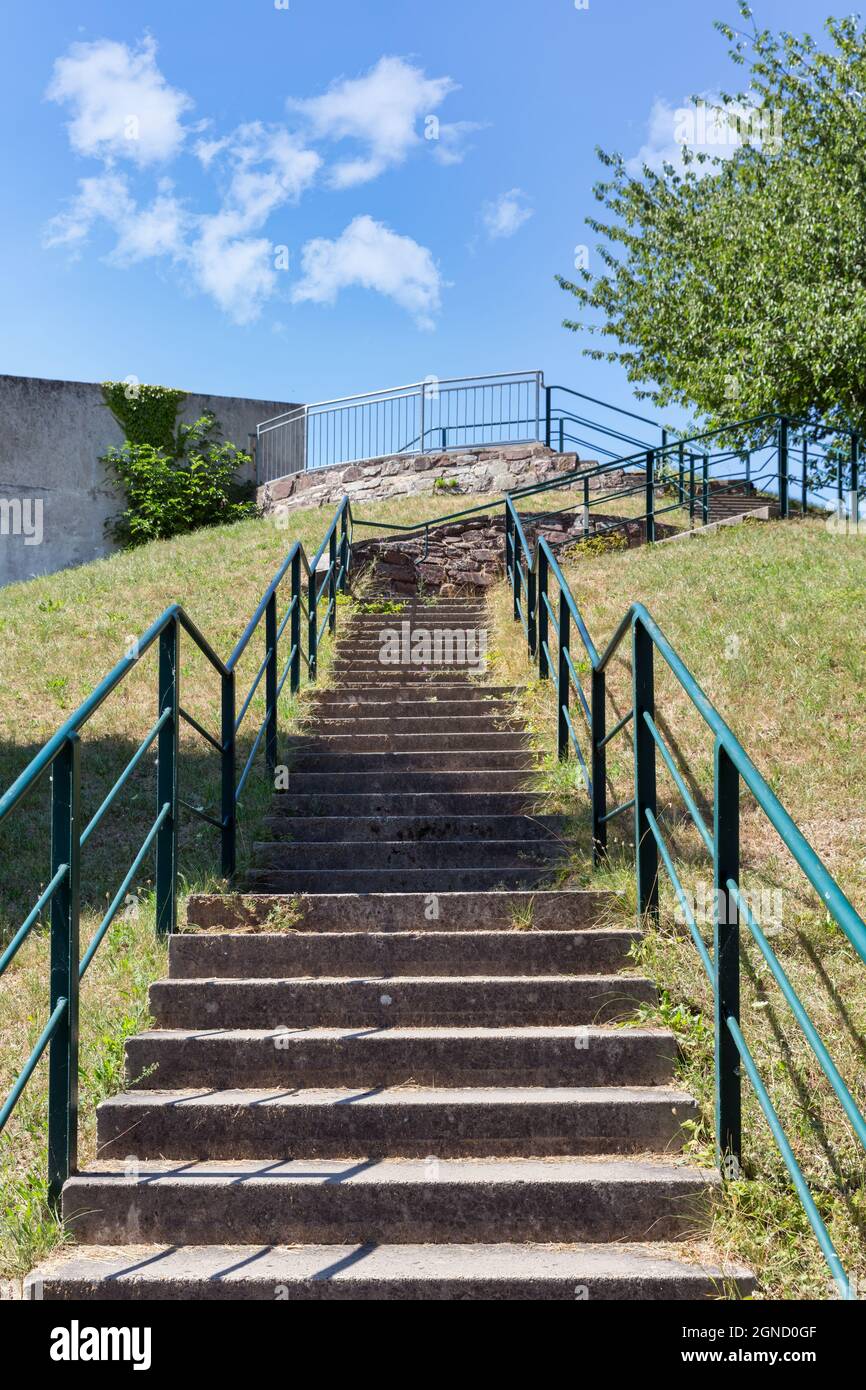 Scala in cemento con corrimano per il punto di vista a verde erba collina vicino Wasserstrassen-Kreuz Magdeburg Foto Stock