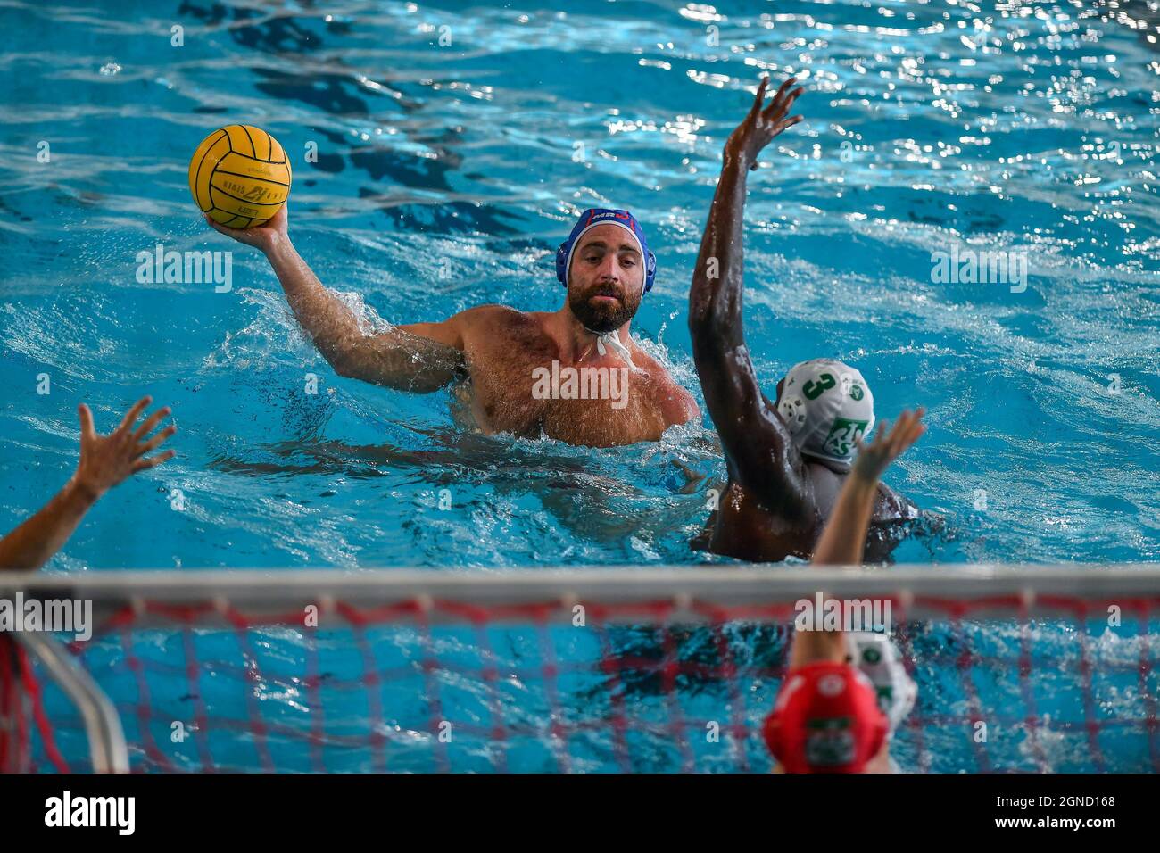 Savona, Italia. 24 settembre 2021. GUTIERREZ SANTIAGO Victor Julian (Terrassa) e MOORE Messan (AZS) durante AZS UW Waterpolo Warsaw (POL) vs CN Terrassa (ESP), LEN Cup - Champions League Waterpolo match a Savona, Italia, Settembre 24 2021 Credit: Independent Photo Agency/Alamy Live News Foto Stock