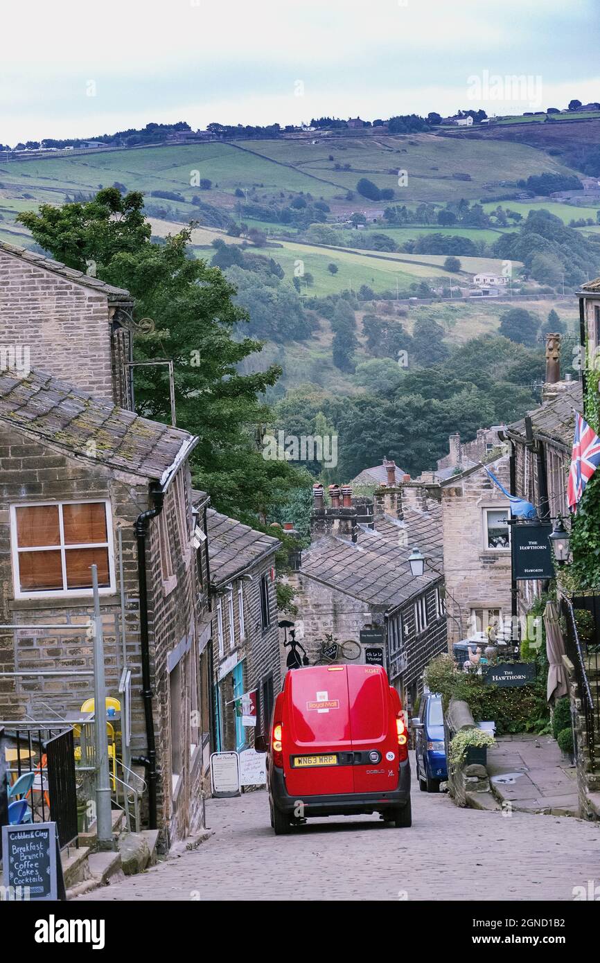Post Van Delivering post in Howarth West Yorkshire Regno Unito Foto Stock