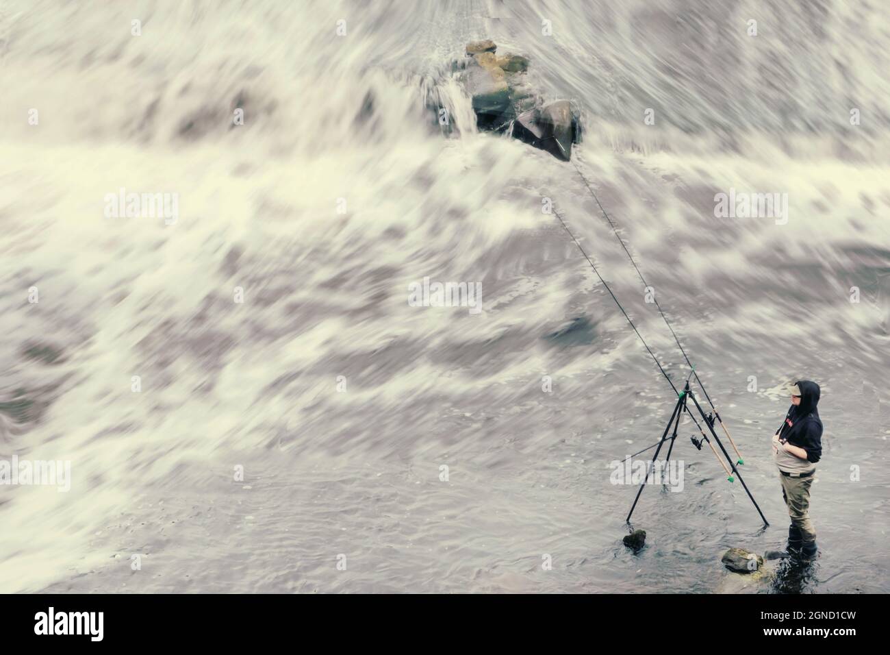 Pescatore sul fiume Aire Wakefield West Yorkshire Regno Unito Foto Stock