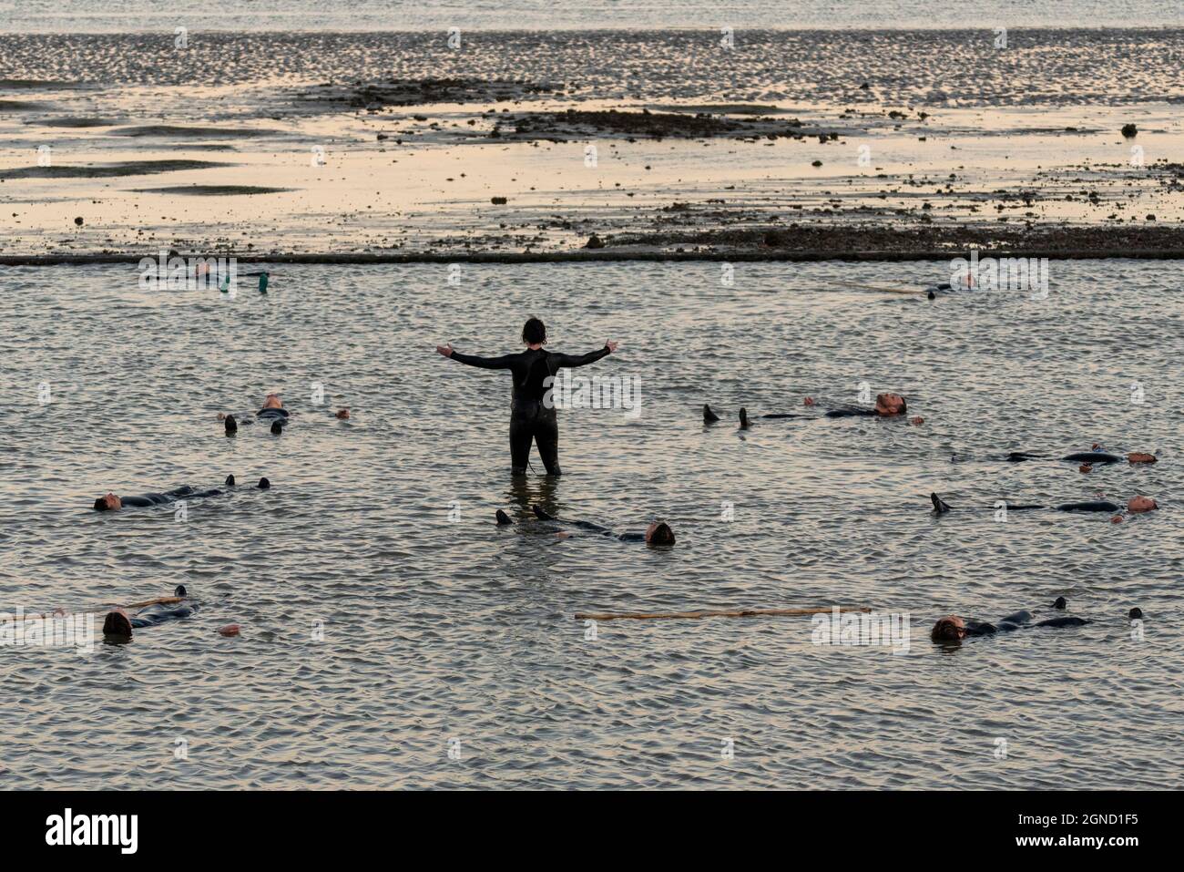 East Beach, Shoeburyness, Essex, Regno Unito. 24 settembre 2021. Si è svolta una performance straordinaria utilizzando l'estuario del Tamigi al crepuscolo come 'stage'. Chiamato LIMO, è descritto come una performance sensibile al clima, specifica per il sito commissionata come elemento chiave per Estuary 2021. Immagina come gli esseri umani potrebbero evolversi oltre un imminente disastro climatico, esaminando le questioni relative all'aumento dei livelli del mare e le performance live in acqua di un gruppo di circa 20 artisti di Arbonauts, un'azienda multidisciplinare fondata da Helen Galliano e Dimitri Launder. L'evento era gratuito Foto Stock East Beach, Shoeburyness, Essex, Regno Unito. 24 settembre 2021. Si è svolta una performance straordinaria utilizzando l'estuario del Tamigi al crepuscolo come 'stage'. Chiamato LIMO, è descritto come una performance sensibile al clima, specifica per il sito commissionata come elemento chiave per Estuary 2021. Immagina come gli esseri umani potrebbero evolversi oltre un imminente disastro climatico, esaminando le questioni relative all'aumento dei livelli del mare e le performance live in acqua di un gruppo di circa 20 artisti di Arbonauts, un'azienda multidisciplinare fondata da Helen Galliano e Dimitri Launder. L'evento era gratuito Foto Stock