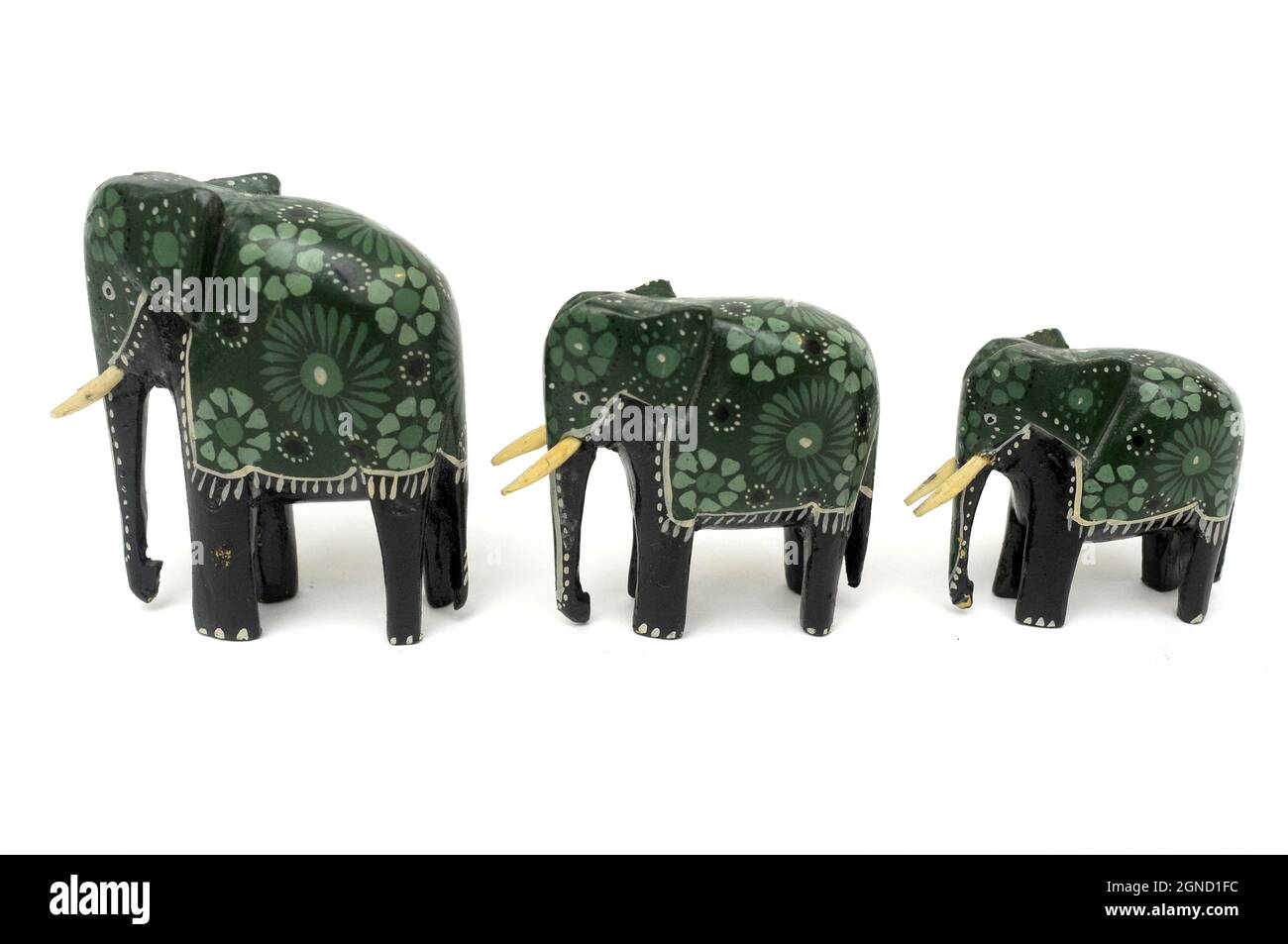 Famiglia degli elefanti, elefanti in legno, tre elefanti, elefanti in legno dipinti a mano, artigianato, Elefanti africani, souvenir Africa, elefanti dipinti, Foto Stock