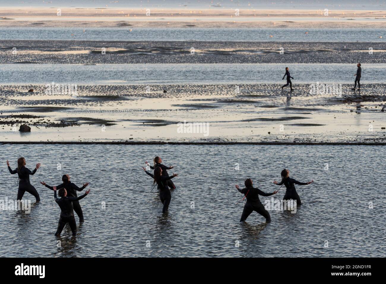 East Beach, Shoeburyness, Essex, Regno Unito. 24 settembre 2021. Si è svolta una performance straordinaria utilizzando l'estuario del Tamigi al crepuscolo come 'stage'. Chiamato LIMO, è descritto come una performance sensibile al clima, specifica per il sito commissionata come elemento chiave per Estuary 2021. Immagina come gli esseri umani potrebbero evolversi oltre un imminente disastro climatico, esaminando le questioni relative all'aumento dei livelli del mare e le performance live in acqua di un gruppo di circa 20 artisti di Arbonauts, un'azienda multidisciplinare fondata da Helen Galliano e Dimitri Launder. L'evento era gratuito Foto Stock East Beach, Shoeburyness, Essex, Regno Unito. 24 settembre 2021. Si è svolta una performance straordinaria utilizzando l'estuario del Tamigi al crepuscolo come 'stage'. Chiamato LIMO, è descritto come una performance sensibile al clima, specifica per il sito commissionata come elemento chiave per Estuary 2021. Immagina come gli esseri umani potrebbero evolversi oltre un imminente disastro climatico, esaminando le questioni relative all'aumento dei livelli del mare e le performance live in acqua di un gruppo di circa 20 artisti di Arbonauts, un'azienda multidisciplinare fondata da Helen Galliano e Dimitri Launder. L'evento era gratuito Foto Stock