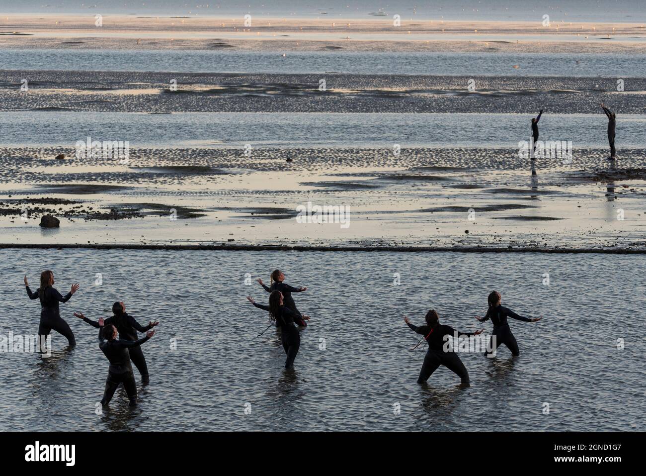 East Beach, Shoeburyness, Essex, Regno Unito. 24 settembre 2021. Si è svolta una performance straordinaria utilizzando l'estuario del Tamigi al crepuscolo come 'stage'. Chiamato LIMO, è descritto come una performance sensibile al clima, specifica per il sito commissionata come elemento chiave per Estuary 2021. Immagina come gli esseri umani potrebbero evolversi oltre un imminente disastro climatico, esaminando le questioni relative all'aumento dei livelli del mare e le performance live in acqua di un gruppo di circa 20 artisti di Arbonauts, un'azienda multidisciplinare fondata da Helen Galliano e Dimitri Launder. L'evento era gratuito Foto Stock East Beach, Shoeburyness, Essex, Regno Unito. 24 settembre 2021. Si è svolta una performance straordinaria utilizzando l'estuario del Tamigi al crepuscolo come 'stage'. Chiamato LIMO, è descritto come una performance sensibile al clima, specifica per il sito commissionata come elemento chiave per Estuary 2021. Immagina come gli esseri umani potrebbero evolversi oltre un imminente disastro climatico, esaminando le questioni relative all'aumento dei livelli del mare e le performance live in acqua di un gruppo di circa 20 artisti di Arbonauts, un'azienda multidisciplinare fondata da Helen Galliano e Dimitri Launder. L'evento era gratuito Foto Stock