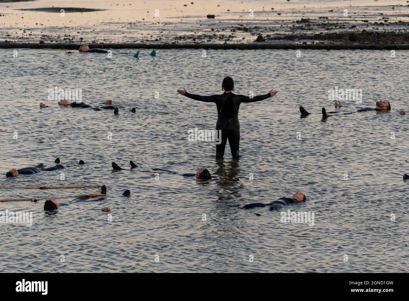 East Beach, Shoeburyness, Essex, Regno Unito. 24 settembre 2021. Si è svolta una performance straordinaria utilizzando l'estuario del Tamigi al crepuscolo come 'stage'. Chiamato LIMO, è descritto come una performance sensibile al clima, specifica per il sito commissionata come elemento chiave per Estuary 2021. Immagina come gli esseri umani potrebbero evolversi oltre un imminente disastro climatico, esaminando le questioni relative all'aumento dei livelli del mare e le performance live in acqua di un gruppo di circa 20 artisti di Arbonauts, un'azienda multidisciplinare fondata da Helen Galliano e Dimitri Launder. L'evento era gratuito Foto Stock East Beach, Shoeburyness, Essex, Regno Unito. 24 settembre 2021. Si è svolta una performance straordinaria utilizzando l'estuario del Tamigi al crepuscolo come 'stage'. Chiamato LIMO, è descritto come una performance sensibile al clima, specifica per il sito commissionata come elemento chiave per Estuary 2021. Immagina come gli esseri umani potrebbero evolversi oltre un imminente disastro climatico, esaminando le questioni relative all'aumento dei livelli del mare e le performance live in acqua di un gruppo di circa 20 artisti di Arbonauts, un'azienda multidisciplinare fondata da Helen Galliano e Dimitri Launder. L'evento era gratuito Foto Stock