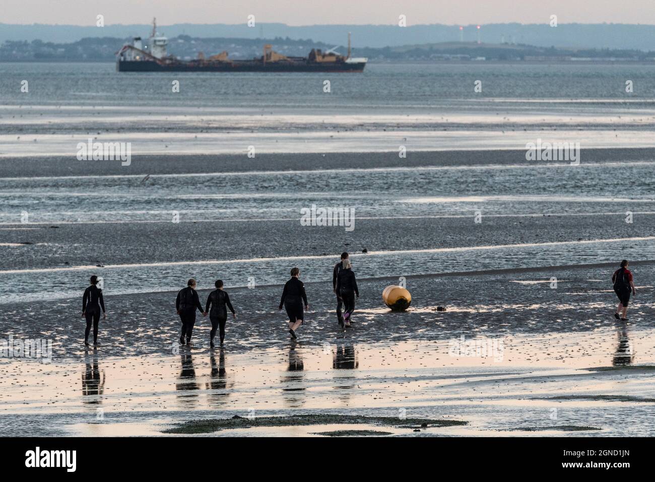 East Beach, Shoeburyness, Essex, Regno Unito. 24 settembre 2021. Si è svolta una performance straordinaria utilizzando l'estuario del Tamigi al crepuscolo come 'stage'. Chiamato LIMO, è descritto come una performance sensibile al clima, specifica per il sito commissionata come elemento chiave per Estuary 2021. Immagina come gli esseri umani potrebbero evolversi oltre un imminente disastro climatico, esaminando le questioni relative all'aumento dei livelli del mare e le performance live in acqua di un gruppo di circa 20 artisti di Arbonauts, un'azienda multidisciplinare fondata da Helen Galliano e Dimitri Launder. L'evento era gratuito Foto Stock East Beach, Shoeburyness, Essex, Regno Unito. 24 settembre 2021. Si è svolta una performance straordinaria utilizzando l'estuario del Tamigi al crepuscolo come 'stage'. Chiamato LIMO, è descritto come una performance sensibile al clima, specifica per il sito commissionata come elemento chiave per Estuary 2021. Immagina come gli esseri umani potrebbero evolversi oltre un imminente disastro climatico, esaminando le questioni relative all'aumento dei livelli del mare e le performance live in acqua di un gruppo di circa 20 artisti di Arbonauts, un'azienda multidisciplinare fondata da Helen Galliano e Dimitri Launder. L'evento era gratuito Foto Stock