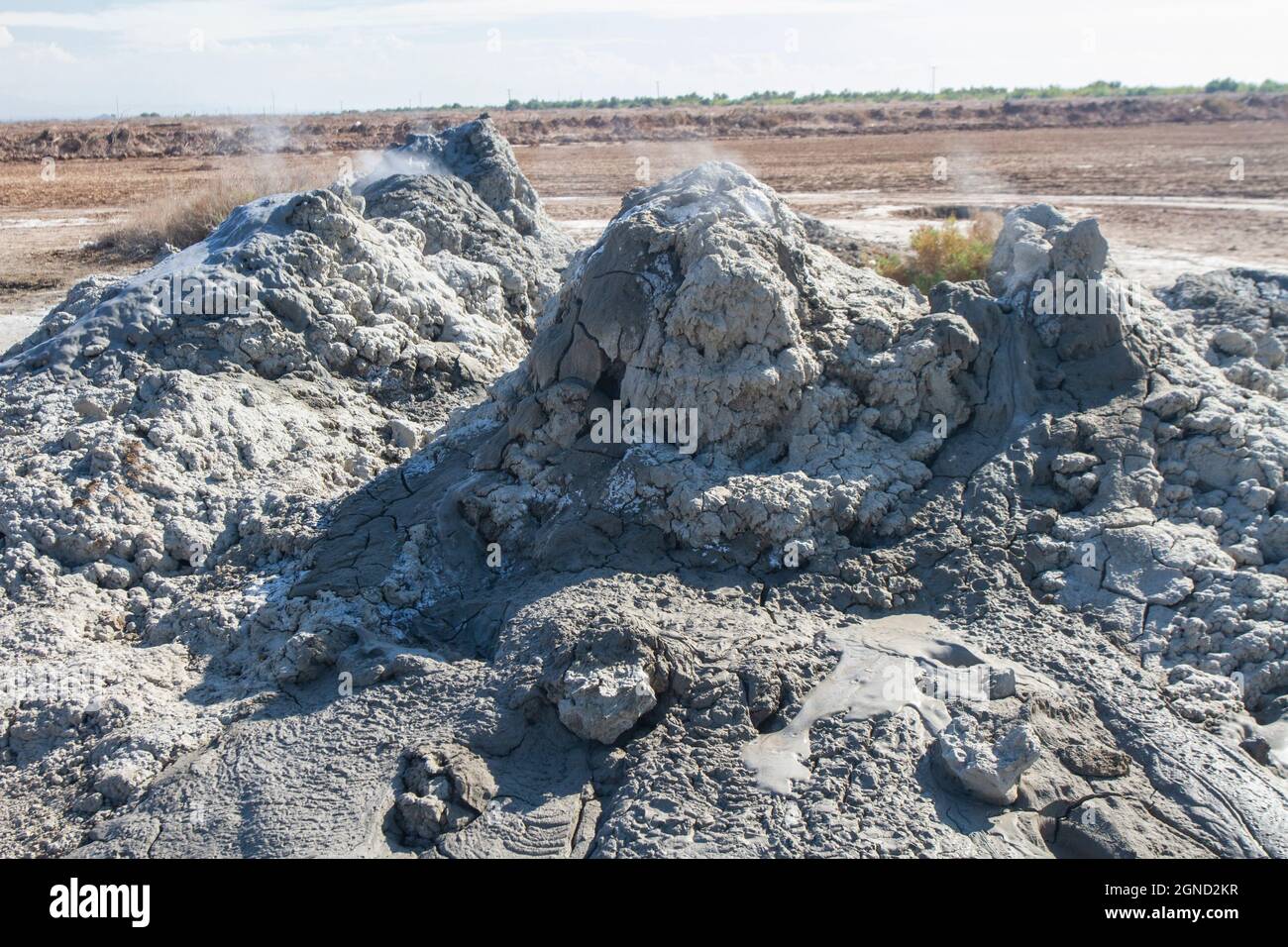 Centrali geotermiche e vulcani di fango vicino al Mare di Salton. Foto Stock