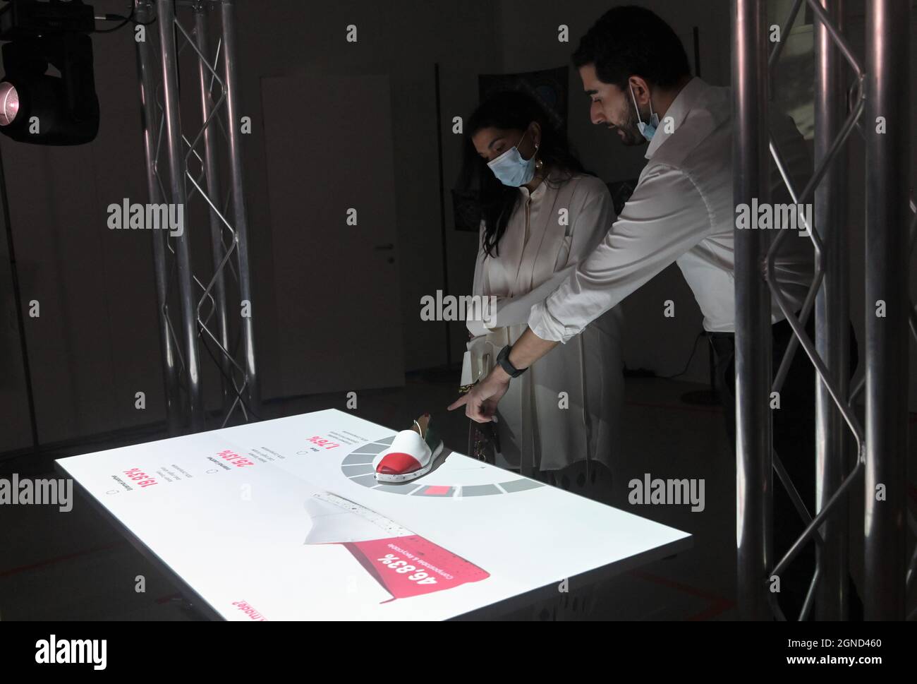 Milano, Italia. 24 settembre 2021. Katia Simionato ad Milano, Italia Milan Fashion Week 2021 primavera estate 2022 KNTNR nuova iniziativa a sostegno del talento in un ambiente esperienziale con un viaggio con John Richmond, esponendo alcuni capi iconici dell'archivio del designer in una sezione dedicata dello showroom. Nella foto: Configurazione esperienziale con PATH Credit: Independent Photo Agency/Alamy Live News Foto Stock