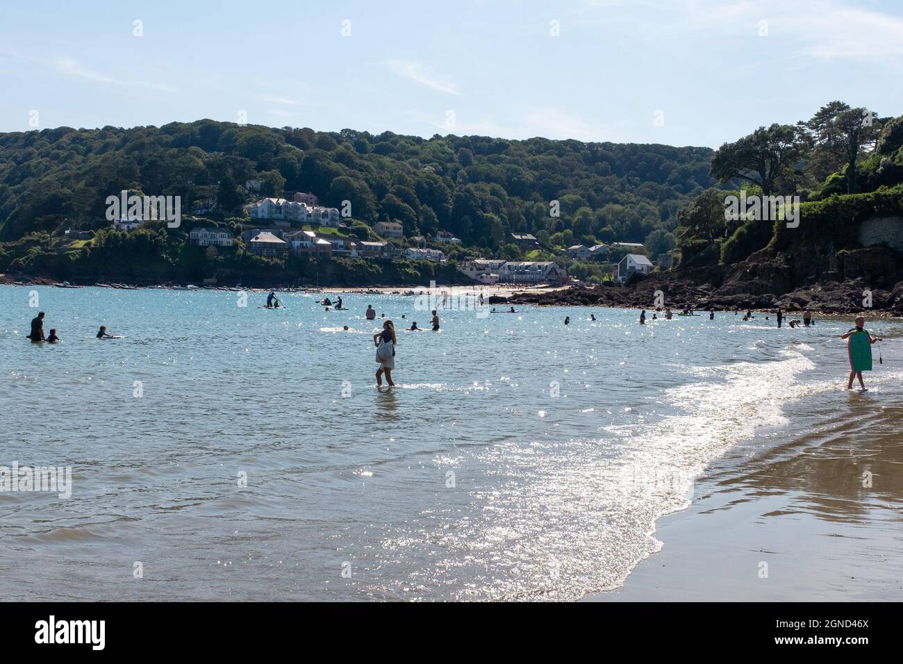Una giornata di agosto a North Sands, Salcombe, South Hams, Devon, che mostra South Sands in lontananza con molti sport acquatici e la gente che si diverte. Foto Stock