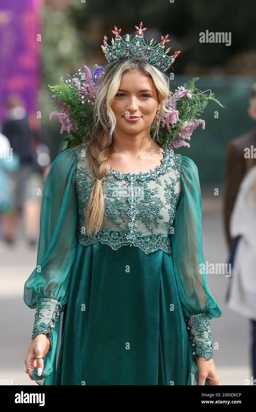 Londra, Regno Unito. 20 Settembre 2021. Modello Lydia Butler che rappresenta la Mistress of Ural Mountains al Chelsea Flower Show tenuto dalla Royal Horticultural Society nel terreno del Royal Hospital Chelsea. Credit: SOPA Images Limited/Alamy Live News Foto Stock