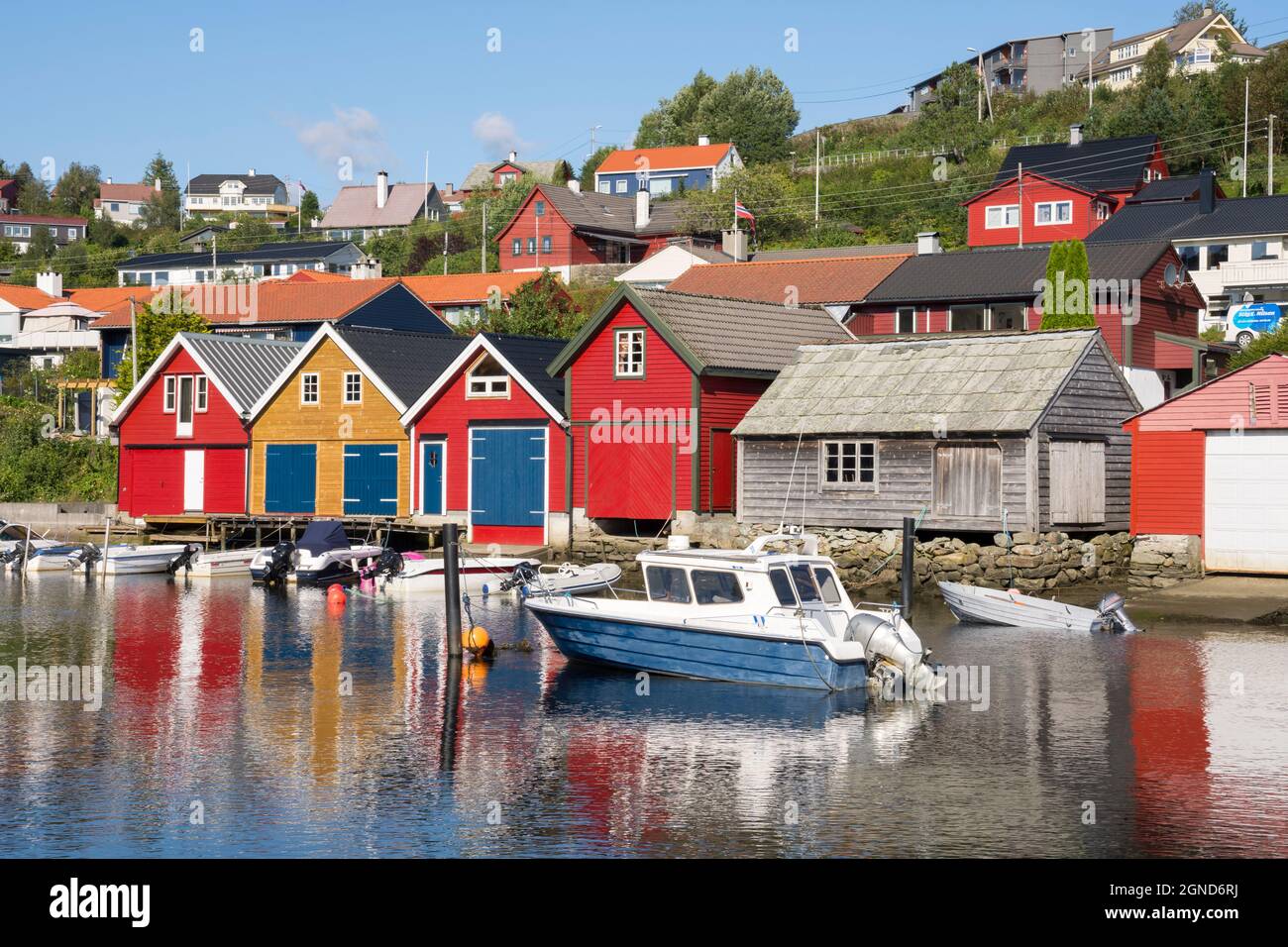 Case in legno colorate sul mare a Osoyro in Norvegia Foto Stock