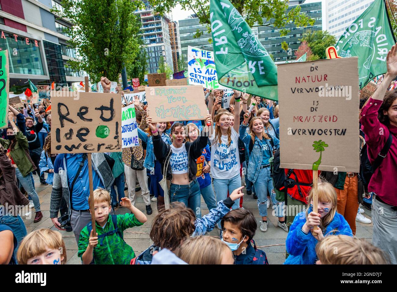 Gli attivisti tengono cartelloni durante la dimostrazione.questo venerdì, decine di migliaia di bambini in più di 60 paesi sono andati in sciopero per chiedere l'azione per il cambiamento climatico. #FridaysForFuture è un movimento iniziato nell'agosto 2018, dopo che Greta Thunberg, 15 anni, si è seduto di fronte al parlamento svedese ogni giorno scolastico per tre settimane, per protestare contro la mancanza di azione sulla crisi climatica. A Utrecht, non solo gli studenti, ma gli insegnanti, gli attivisti climatici, di tutto il paese hanno protestato per una migliore politica climatica e per fermare la distruzione delle terre di MAPA (popoli e aree più colpiti). ( Foto Stock