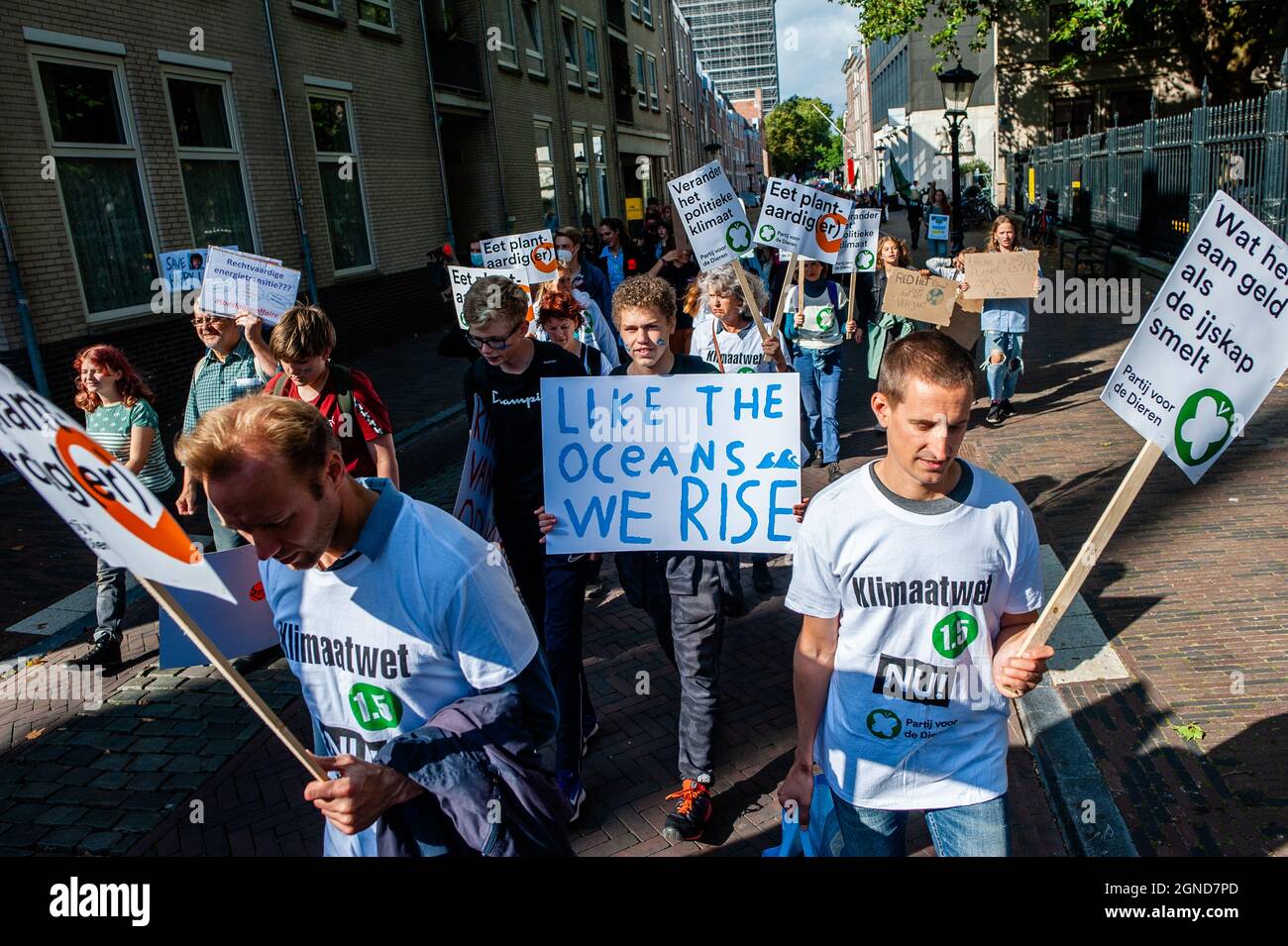 Gli attivisti tengono cartelloni durante la dimostrazione.questo venerdì, decine di migliaia di bambini in più di 60 paesi sono andati in sciopero per chiedere l'azione per il cambiamento climatico. #FridaysForFuture è un movimento iniziato nell'agosto 2018, dopo che Greta Thunberg, 15 anni, si è seduto di fronte al parlamento svedese ogni giorno scolastico per tre settimane, per protestare contro la mancanza di azione sulla crisi climatica. A Utrecht, non solo gli studenti, ma gli insegnanti, gli attivisti climatici, di tutto il paese hanno protestato per una migliore politica climatica e per fermare la distruzione delle terre di MAPA (popoli e aree più colpiti). ( Foto Stock