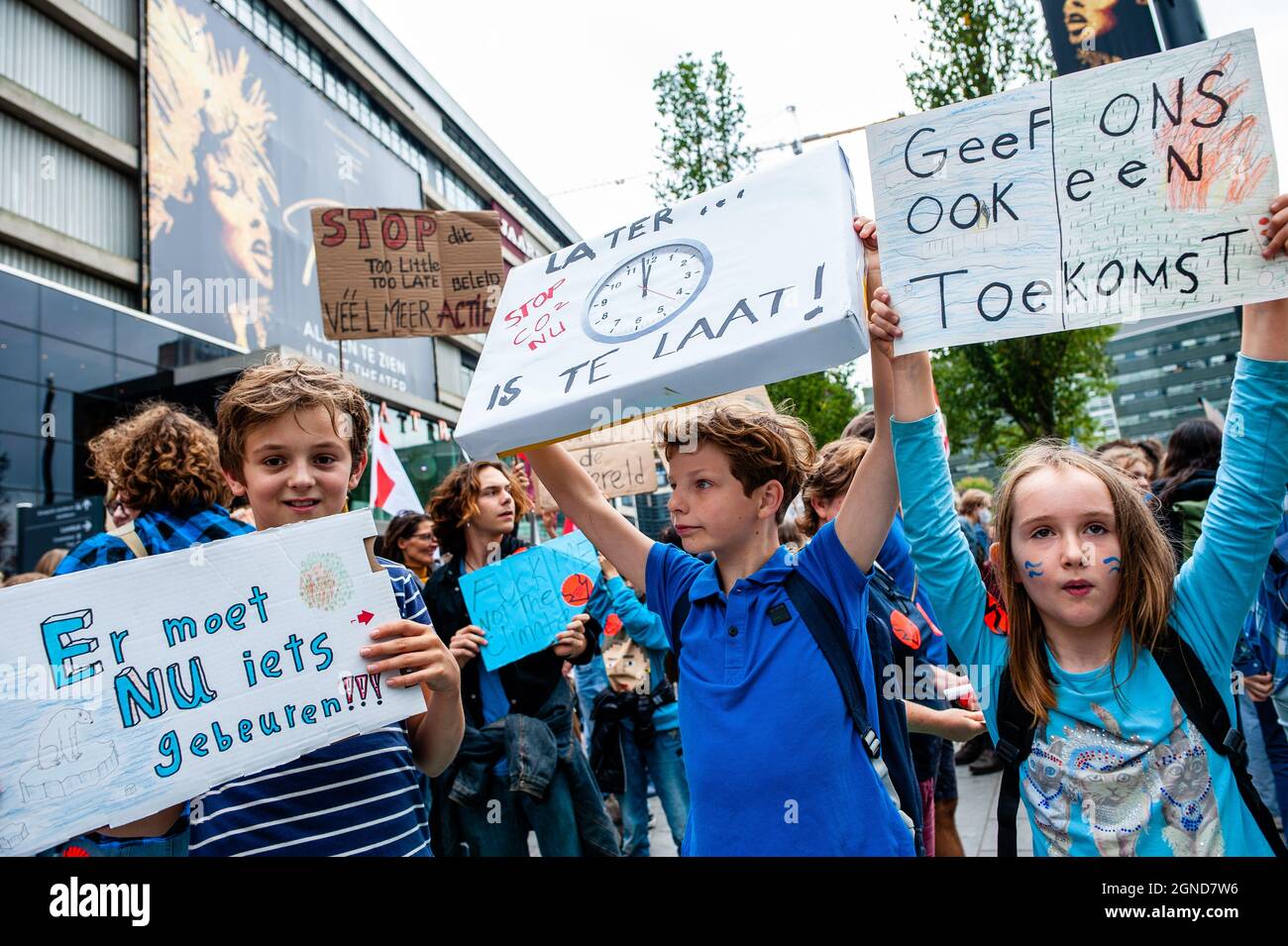 Gli attivisti tengono cartelloni durante la dimostrazione.questo venerdì, decine di migliaia di bambini in più di 60 paesi sono andati in sciopero per chiedere l'azione per il cambiamento climatico. #FridaysForFuture è un movimento iniziato nell'agosto 2018, dopo che Greta Thunberg, 15 anni, si è seduto di fronte al parlamento svedese ogni giorno scolastico per tre settimane, per protestare contro la mancanza di azione sulla crisi climatica. A Utrecht, non solo gli studenti, ma gli insegnanti, gli attivisti climatici, di tutto il paese hanno protestato per una migliore politica climatica e per fermare la distruzione delle terre di MAPA (popoli e aree più colpiti). ( Foto Stock