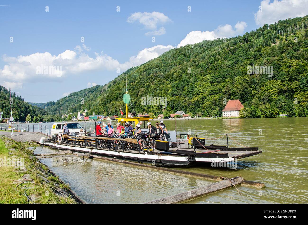 Sia che stiate viaggiando su una nave lungo il Danubio o visitandolo a terra: Le regioni del Danubio sono solo in attesa di essere esplorate. Foto Stock