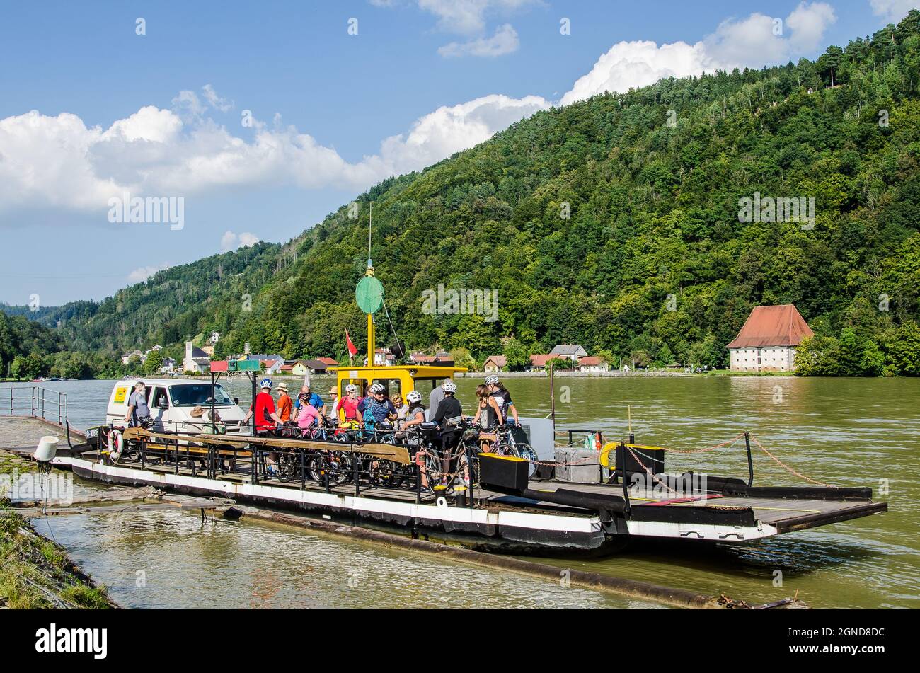 Sia che stiate viaggiando su una nave lungo il Danubio o visitandolo a terra: Le regioni del Danubio sono solo in attesa di essere esplorate. Foto Stock