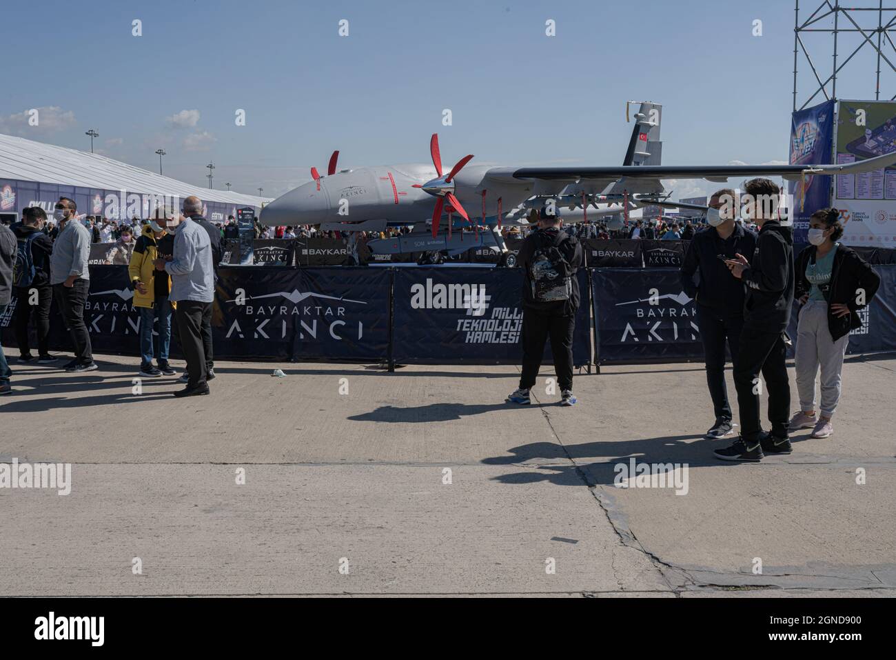 Istanbul, Turchia. 24 settembre 2021. La gente si radunò intorno al drone Akinci in mostra al festival. TEKNOFEST è il festival aerospaziale e tecnologico della Turchia, organizzato dalla Fondazione Turco Technology Team e dal Ministero dell'industria e della tecnologia della Repubblica di Turchia, con la collaborazione di molte organizzazioni private-proprie. Il festival ospita una serie di attività come competizioni tecnologiche, spettacoli aerei, concerti, eventi e interviste su vari argomenti. Credit: SOPA Images Limited/Alamy Live News Foto Stock