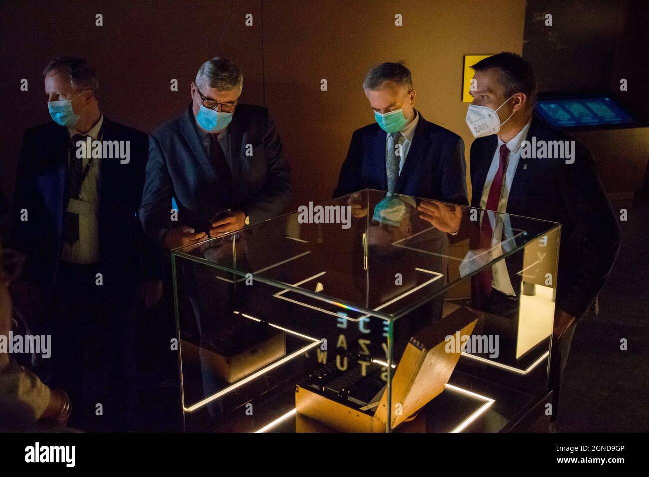 Poznan, Wielkopolska, Polonia. 24 settembre 2021. Apertura ufficiale del Centro Enigma Cipher di Poznan, Polonia. Marian Rejewski, Jerzy Rozycki, Henryk Zygalski ed altri matematici polacchi decifrarono il codice Enigma durante la seconda guerra mondiale. Non si sa quale sarebbe stato il destino del mondo se non avessero fatto il loro lavoro. Nella foto: Piotr Bojarski - Direttore dell'ECC, Grzegorz Ganowicz - Presidente del Consiglio comunale, Marek Wozniak - Maresciallo della Regione Wielkopolska, Mariusz Wisniewski - VP di Poznan alla macchina di criptatura Enigma (Credit Image: © Dawid Tatarkiewic Cred Foto Stock