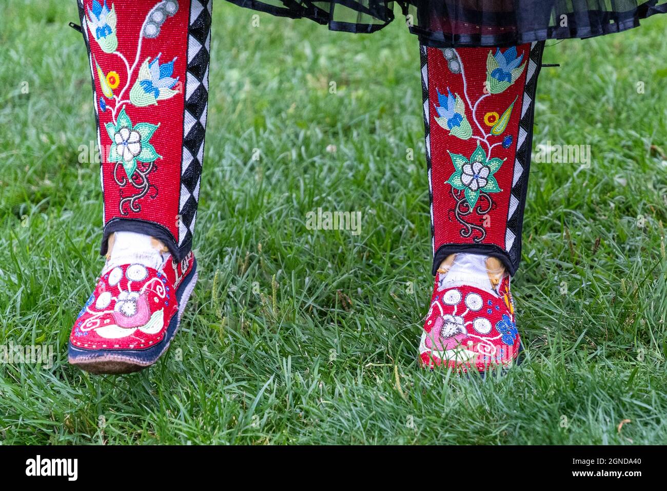 Scarpe tradizionali di una danzatrice delle prime Nazioni durante la marcia sul clima globale organizzata dal venerdì per il futuro di fronte al Bui legislativo provinciale Foto Stock