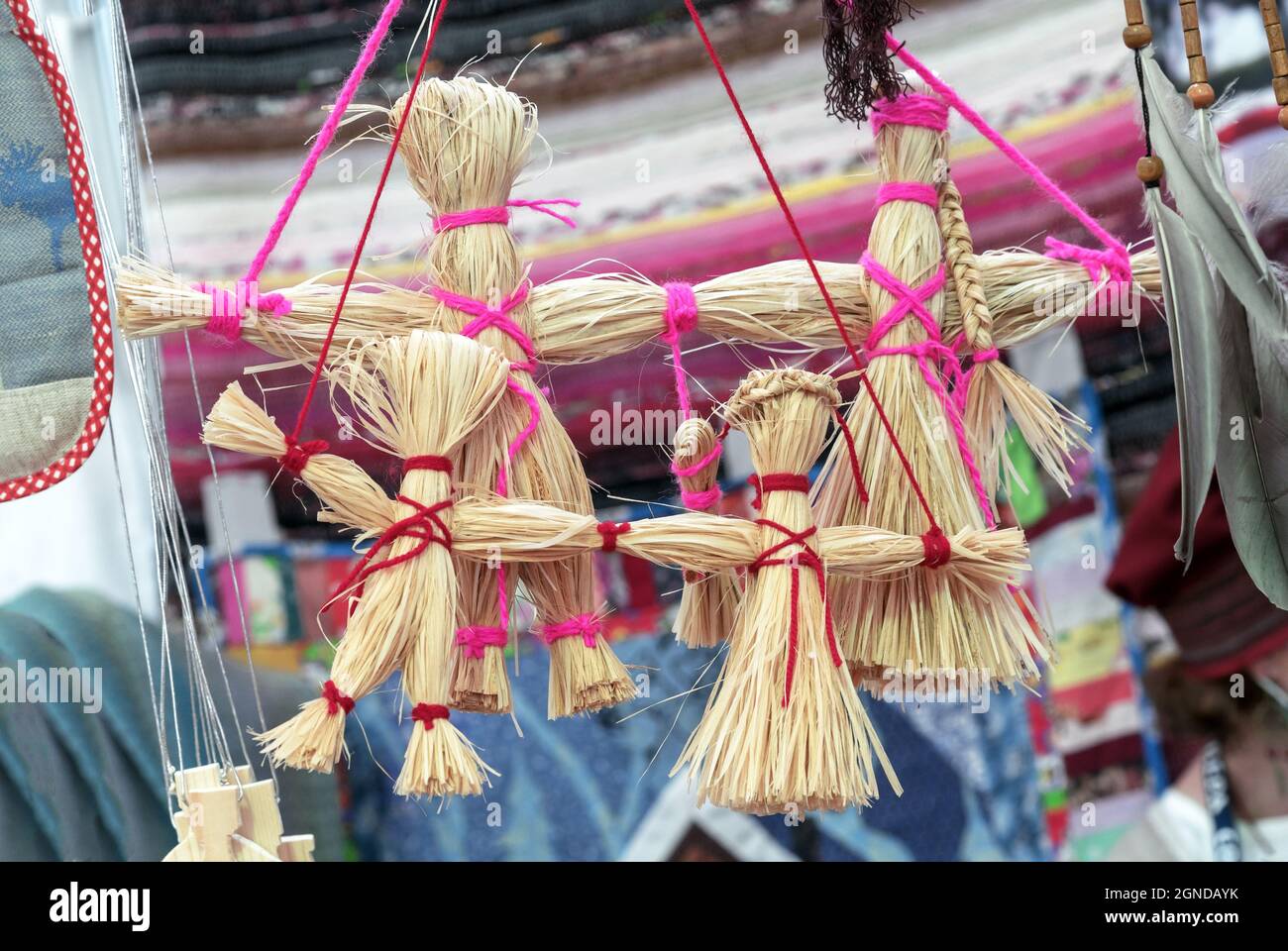 Bambole rituali di paglia con fili colorati sono state fatte nell'antica Russia. Foto Stock