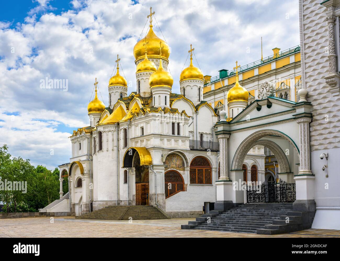 Cattedrale dell'Annunciazione al Cremlino di Mosca, Russia. Vecchia chiesa ortodossa russa, attrazione turistica di Mosca. Famoso edificio medievale con cupola dorata Foto Stock