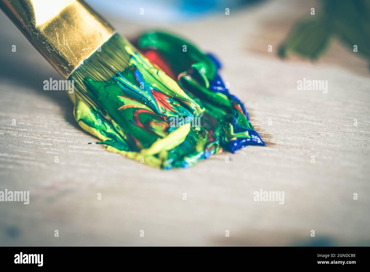 Spennellare la vernice ad olio di diversi colori Foto Stock