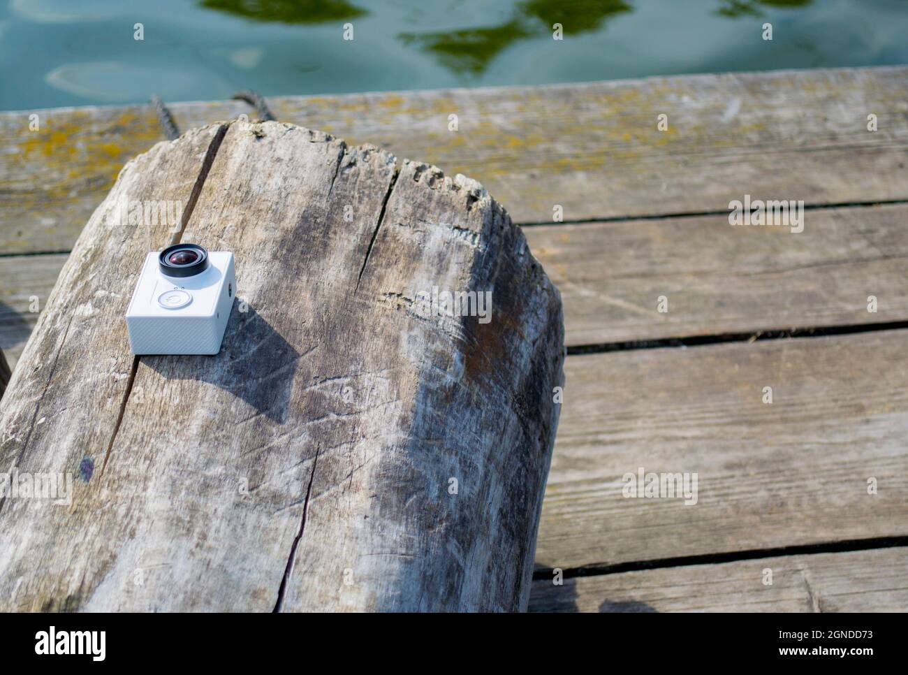 Action camera su un registro Foto Stock