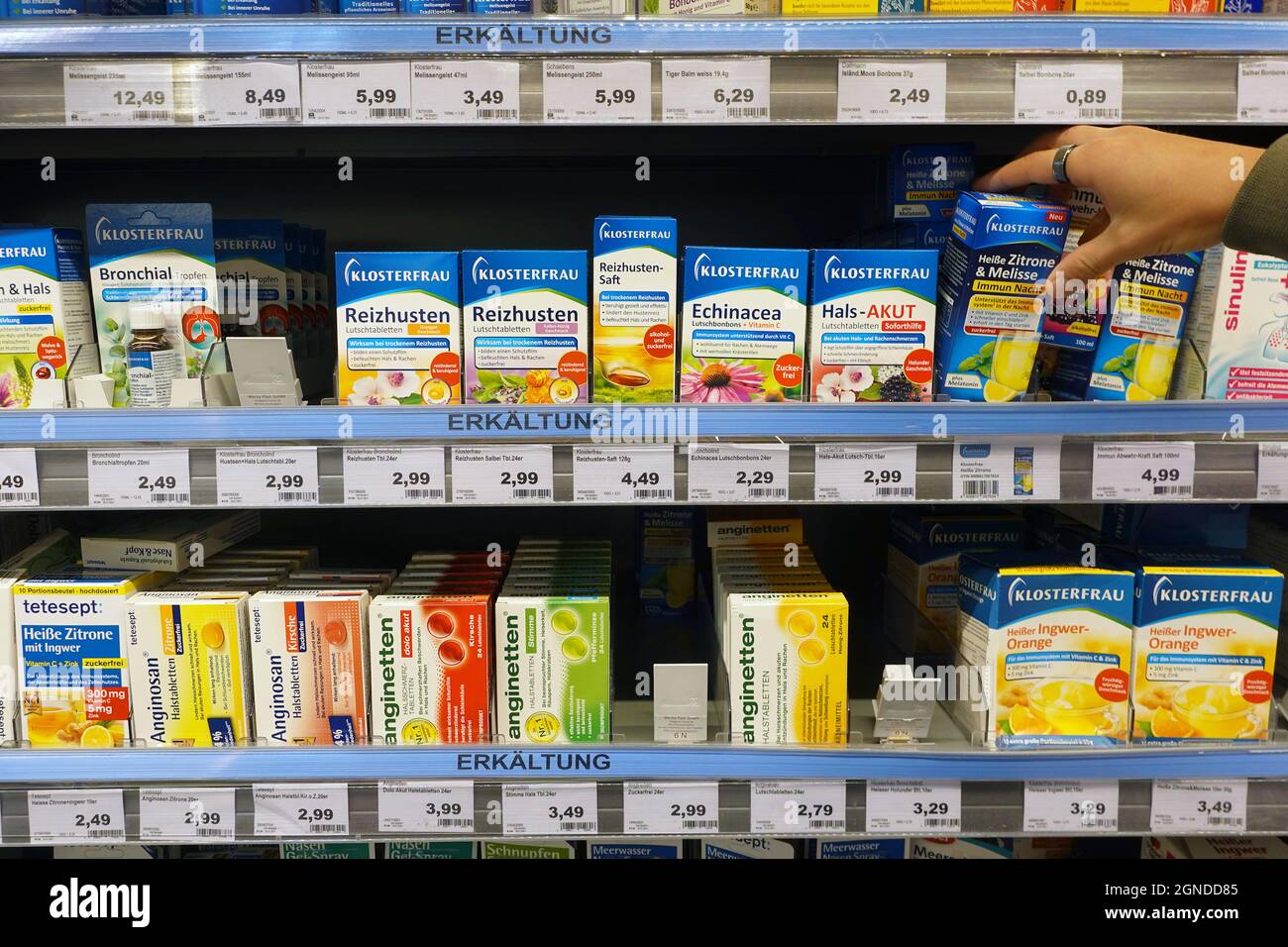 Prodotti a marchio Klosterfrau in un negozio Foto Stock
