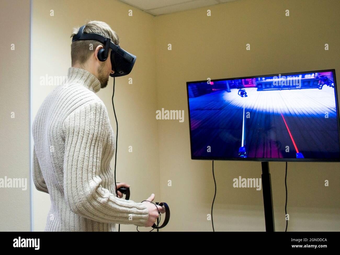 l'uomo in un casco realtà virtuale gioca un gioco Foto Stock
