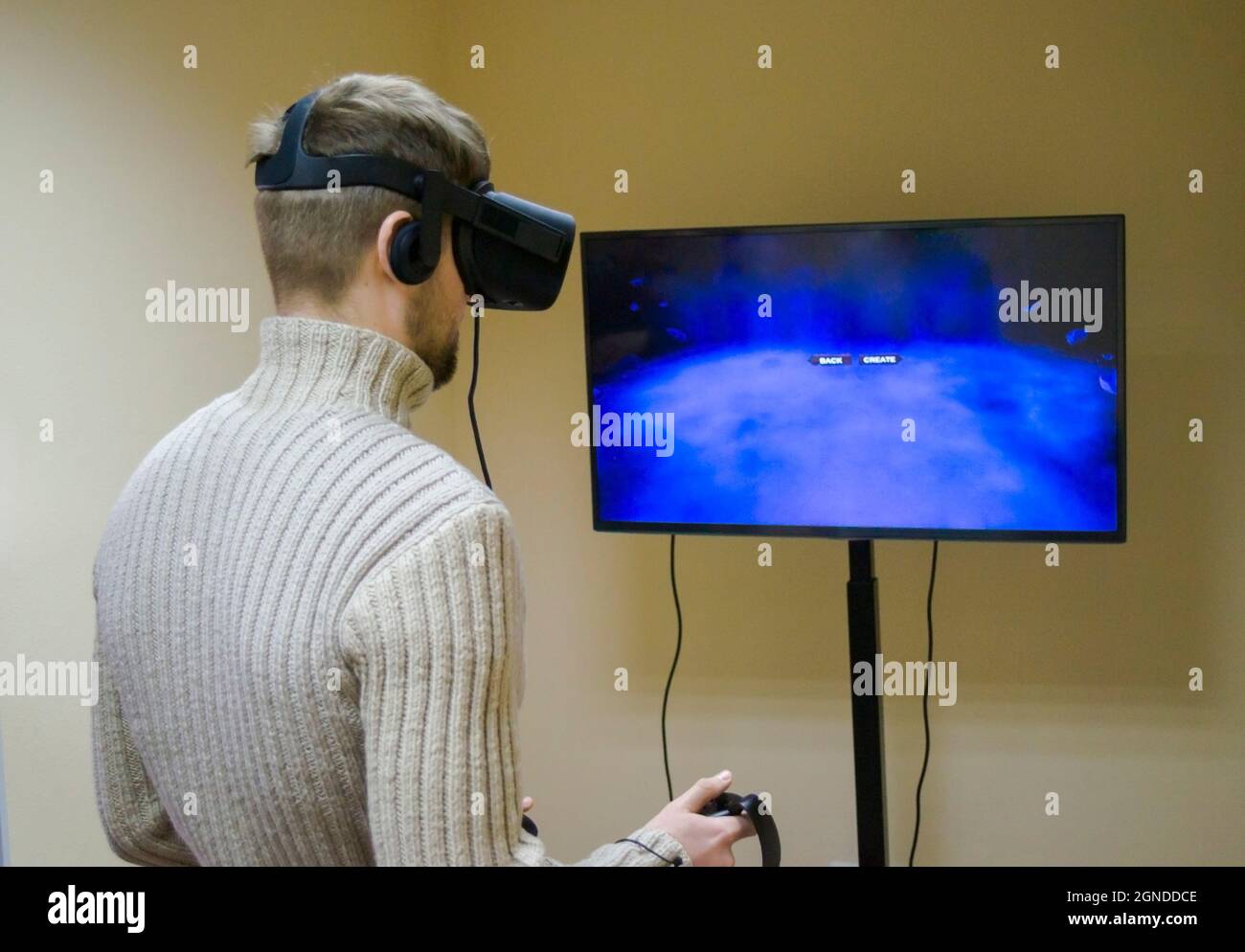 l'uomo in un casco realtà virtuale gioca un gioco Foto Stock
