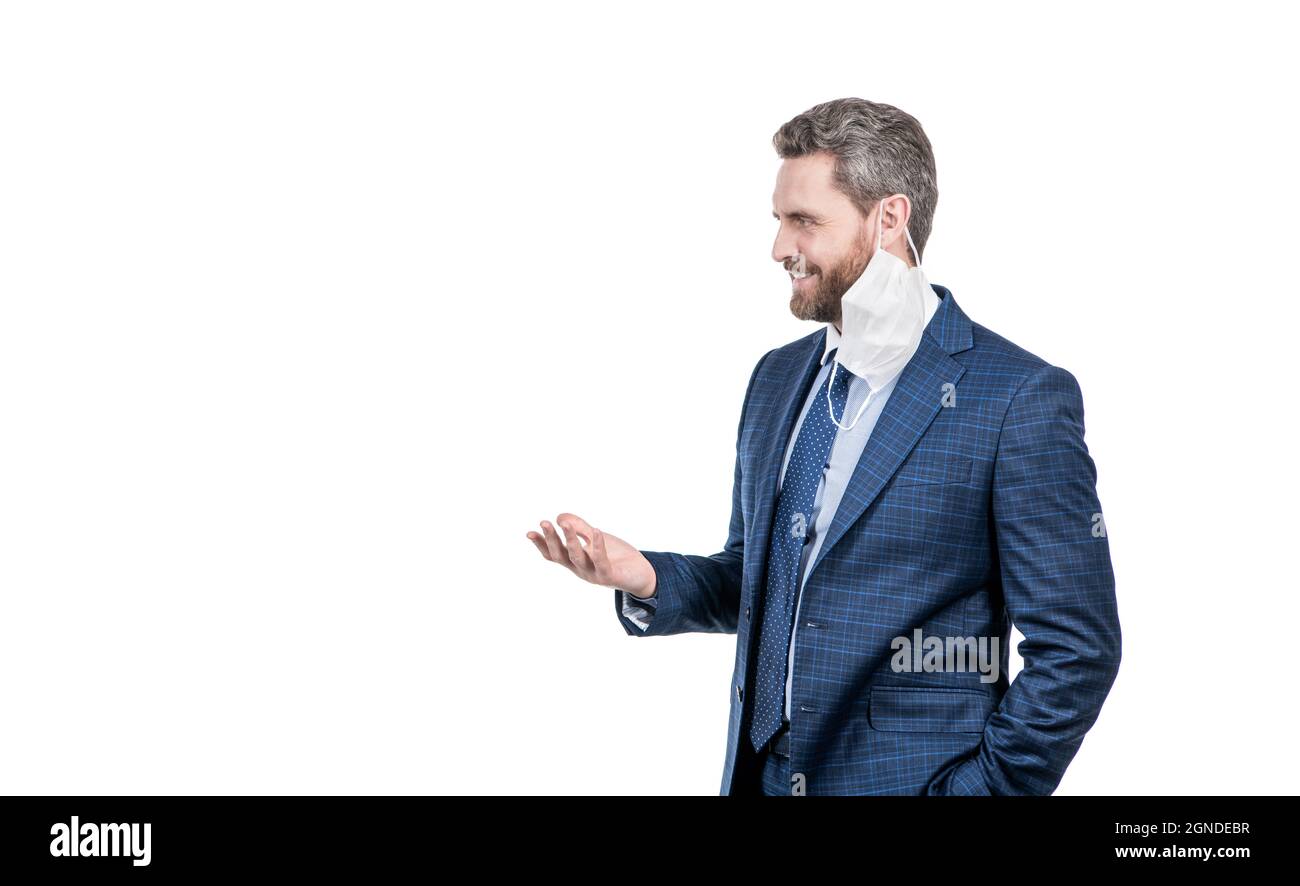 Uomo felice professionale in tuta con maschera facciale appeso fuori supporto orecchio laterale, post-convivid Foto Stock