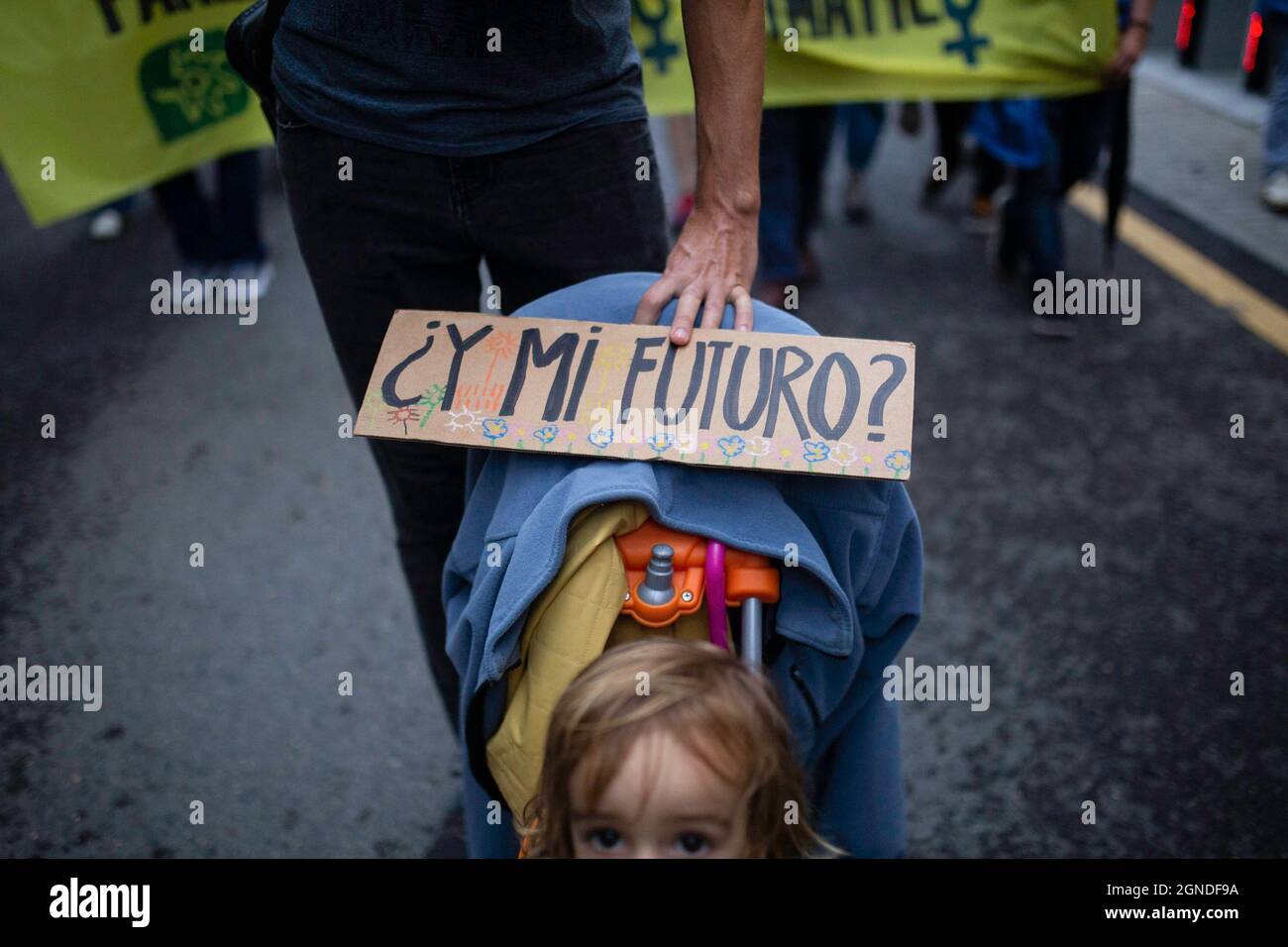 Madrid, Spagna. 24 settembre 2021. Un padre spinge il figlio con una targhetta che dice 'e il mio futuro' durante la dimostrazione. La protesta globale è stata spinta dal movimento del venerdì per il futuro a chiedere un intervento urgente. In Spagna, si aggiunge la denuncia presentata da varie organizzazioni dinanzi alla Corte Suprema contro il governo per la mancanza di impegno e di ambizione di fermare l'emergenza climatica. Credit: SOPA Images Limited/Alamy Live News Foto Stock