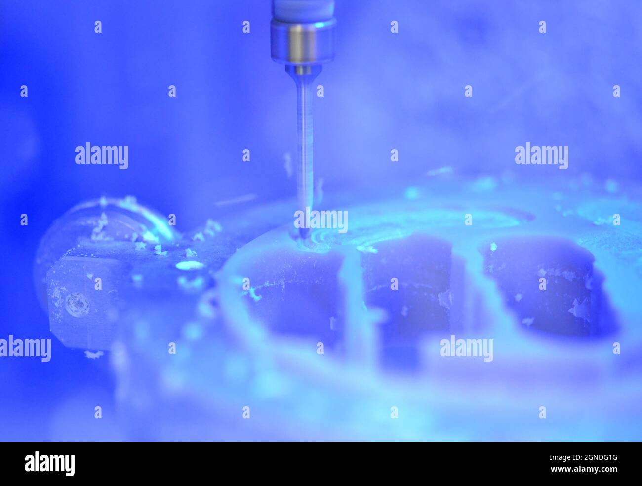 Dental fresatrice carving fuori forma dei denti umani Foto Stock