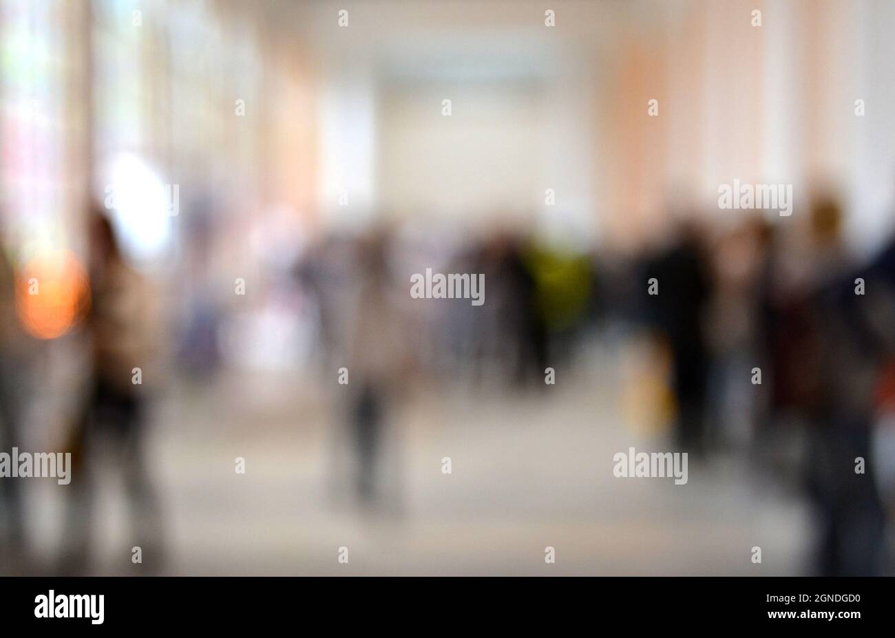 Sfondo sfocato molte persone all'interno dell'edificio Foto Stock