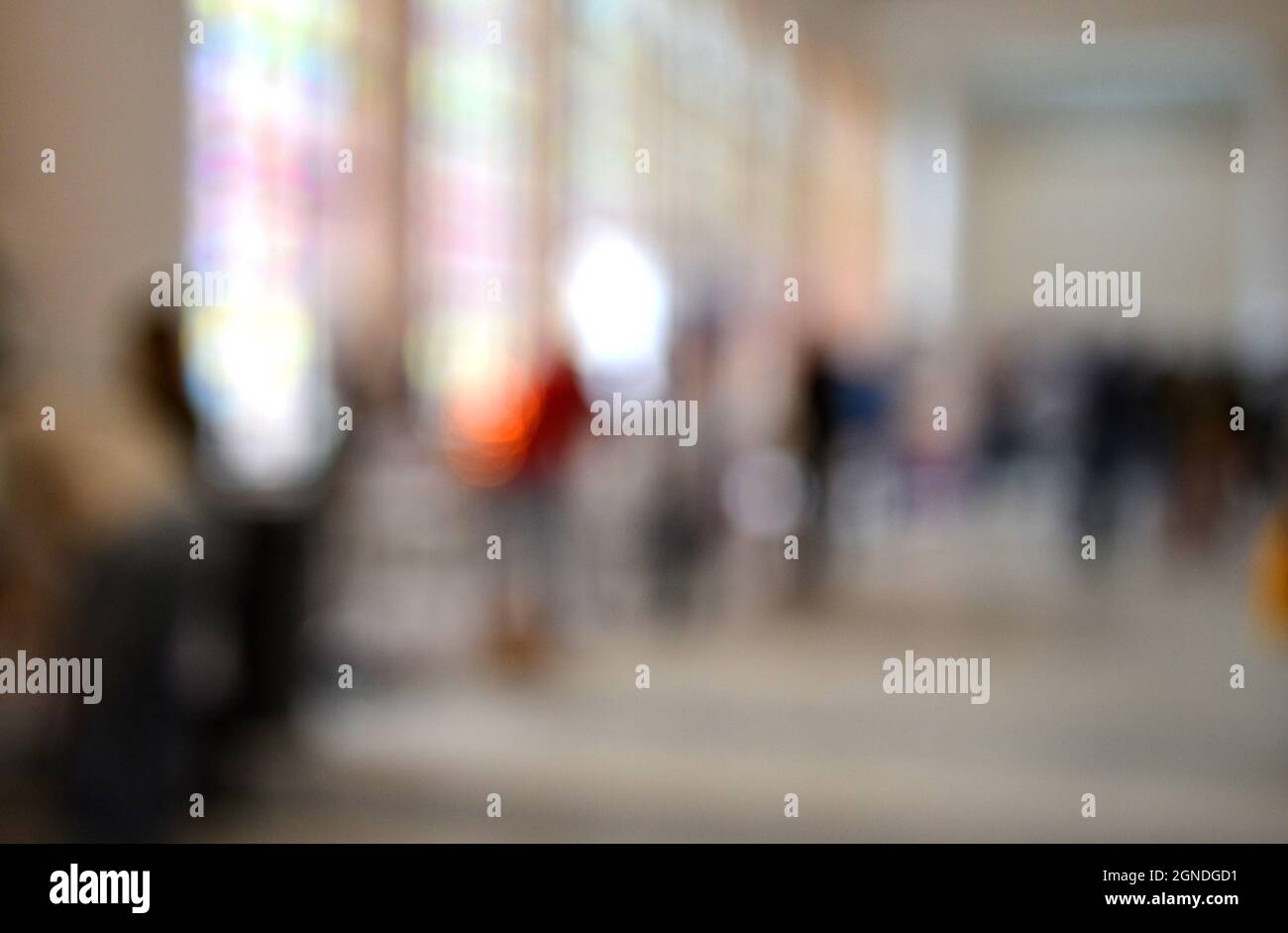 Sfondo sfocato molte persone all'interno dell'edificio Foto Stock