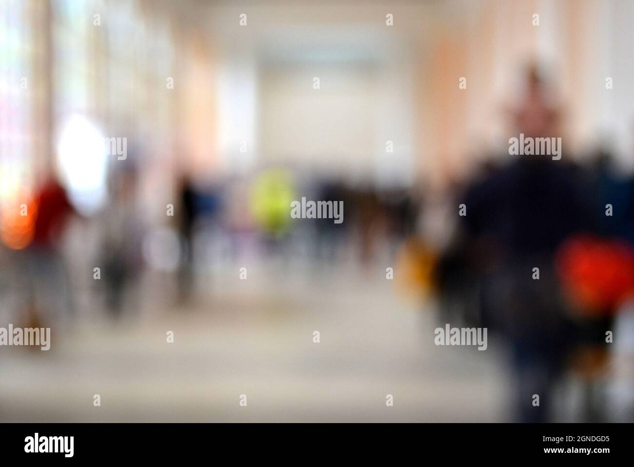 Sfondo sfocato molte persone all'interno dell'edificio Foto Stock