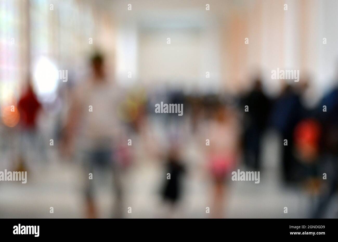 Sfondo sfocato molte persone all'interno dell'edificio Foto Stock