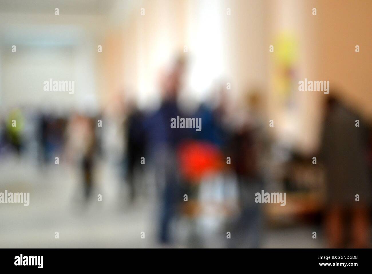 Sfondo sfocato molte persone all'interno dell'edificio Foto Stock