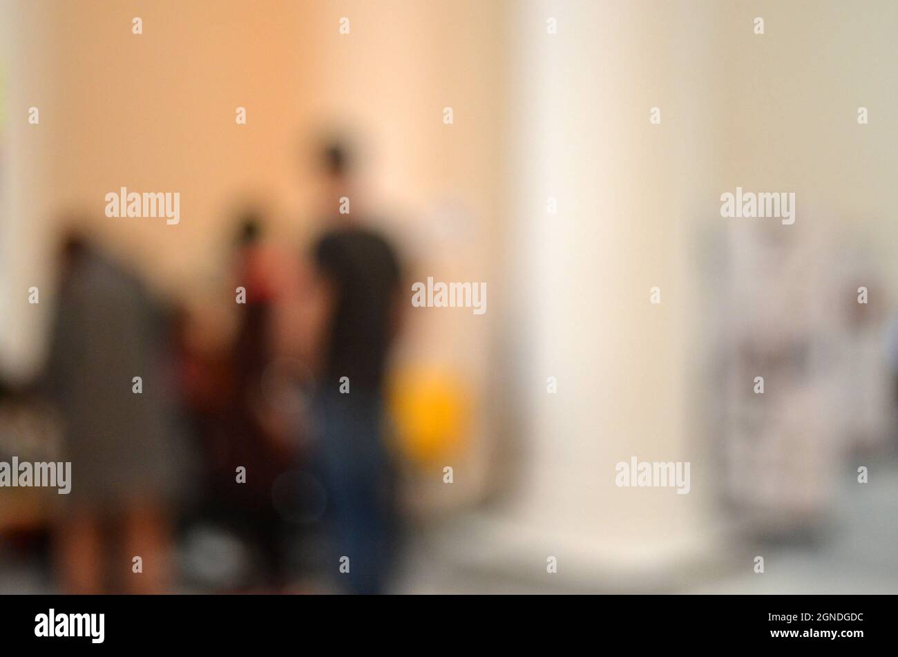 Sfondo sfocato molte persone all'interno dell'edificio Foto Stock