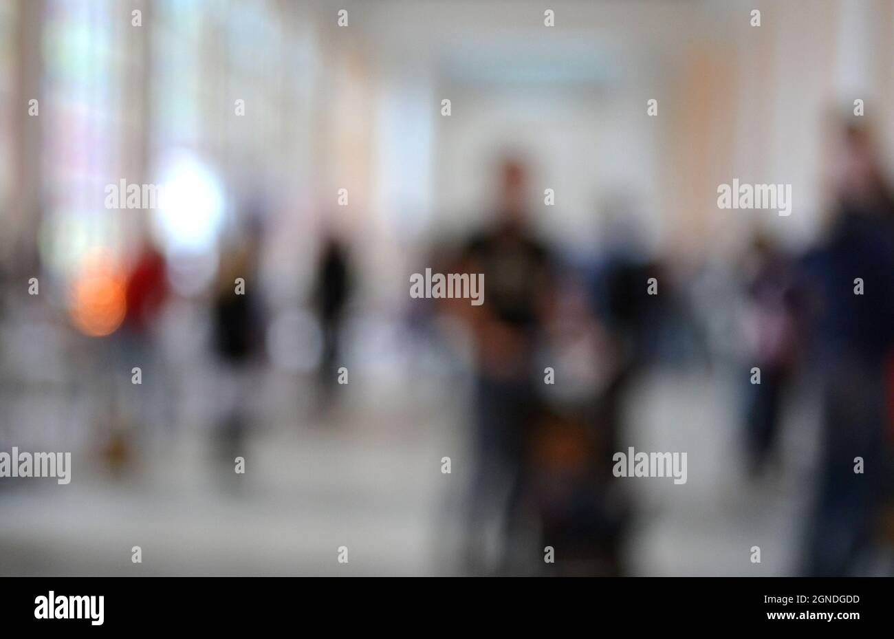 Sfondo sfocato molte persone all'interno dell'edificio Foto Stock