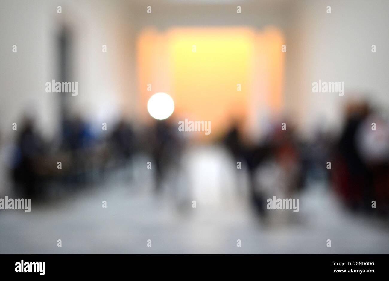 Sfondo sfocato molte persone all'interno dell'edificio Foto Stock
