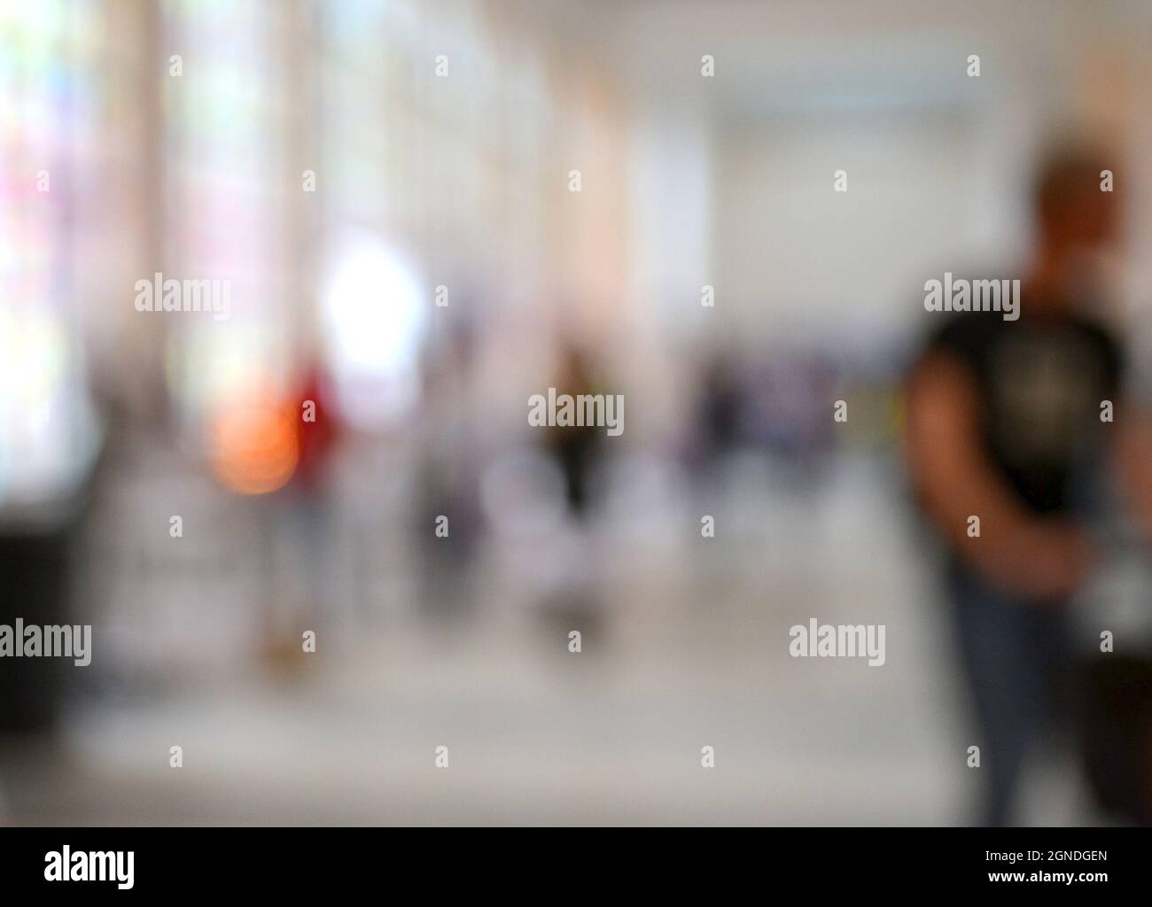 Sfondo sfocato molte persone all'interno dell'edificio Foto Stock