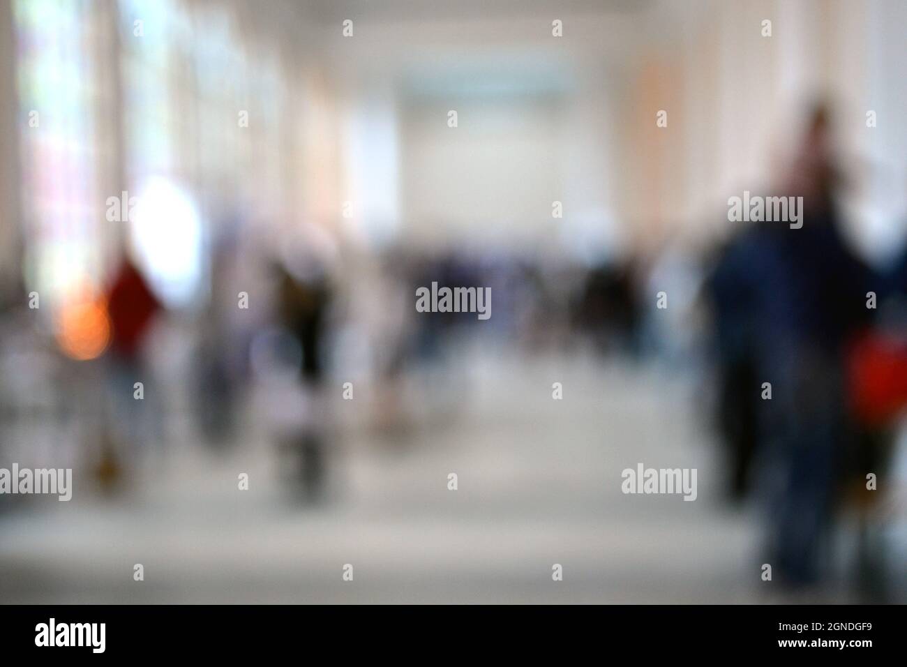 Sfondo sfocato molte persone all'interno dell'edificio Foto Stock