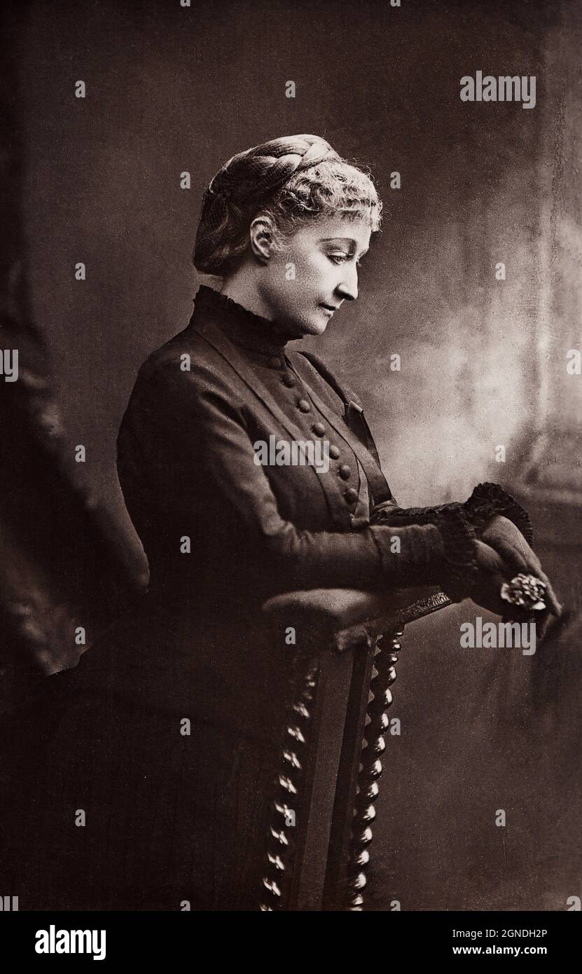 1898 ca., FRANCIA : l'imperatrice francese Eugénie ( Eugenia de Montijo de Guzman -1826 - 1920 ) , moglie dell'imperatore francese Napoleone III ( 1808 - 1873 , figlio di Luigi BONAPARTE e di Hortense De Beauharnais ). - REALI - royalty - nobili - nobiltà - Napoleone III - imperatrice - ritratto - RISORGIMENTO - profilo - profilo - profilo - guanti - guanti - signon - inginocchiatoio - preghiera - prier ---- Archivio GBB Foto Stock