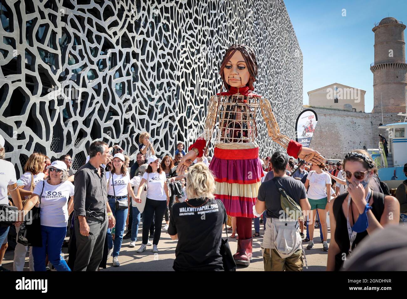 Marsiglia, Francia. 22 settembre 2021. La marionetta gigante Amal, che simboleggia il bambino rifugiato, arriva al porto di Marsiglia.la 'piccola Amal', un marionetta alta 3.5 metri, che simboleggia un bambino rifugiato siriano che cerca di sfuggire alla guerra e alla persecuzione, è arrivata a Marsiglia. Nell'ambito del progetto 'The Walk' di luglio, attraverserà i confini di 8 paesi per 4 mesi in Inghilterra, per un viaggio di 8000 km. Credit: SOPA Images Limited/Alamy Live News Foto Stock