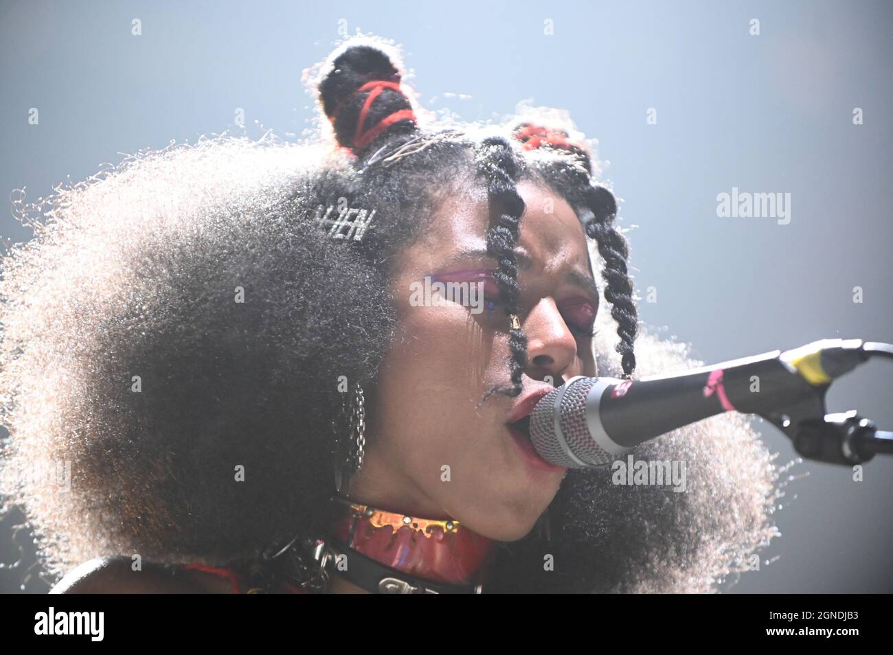 Settembre 24, 2021, Sheffield, South Yorkshire, U.K: Nova Twins che si esibisce alla Sheffield Arena (Credit Image: © Robin Burns/ZUMA Press Wire) Foto Stock