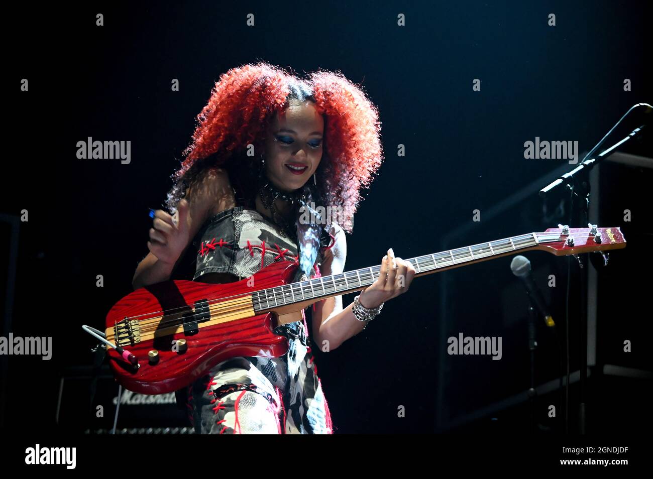 Settembre 24, 2021, Sheffield, South Yorkshire, U.K: Nova Twins che si esibisce alla Sheffield Arena (Credit Image: © Robin Burns/ZUMA Press Wire) Foto Stock