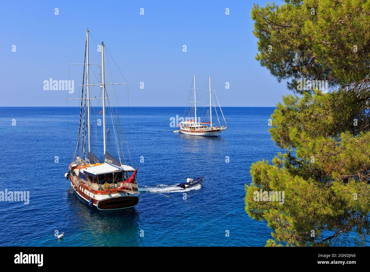 Due splendidi yacht in legno a due alberi (gabbiani) per l'ancoraggio a  Sveti Stefan (Budva), Montenegro Foto stock - Alamy