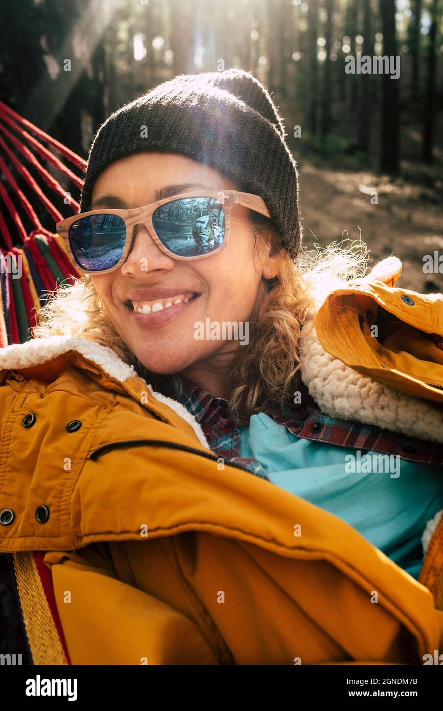 Ritratto di allegro e felice giovane bella donna al parco godendo attività di svago all'aperto con boschi natura foresta in background e la luce del sole Foto Stock